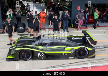 Seitenansicht von Adrian Watts Gray, 2018, Duquine D08, vor den Internationalen Boxenpits während des Qualifyings für die Masters Endurance Legends Stockfoto