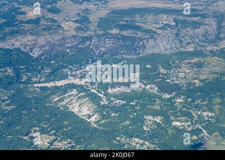 Luftaufnahme, aus einem kleinen Flugzeug, des historischen Bergdorfes Caramanico Terme, aufgenommen von Westen im hellen Sommerlicht, Apennin, Pescara, Abruzzen, Stockfoto