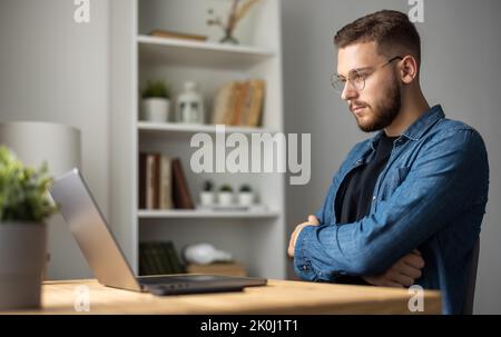Mann, der von zu Hause aus arbeitet Stockfoto