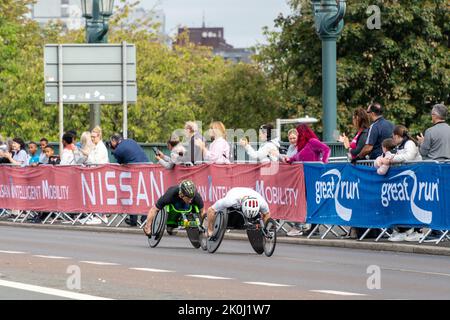 Rollstuhl-Elite-Teilnehmer, Great North Run 2022 Halbmarathon, in Gateshead, kurz nach der Überquerung der Tyne Bridge von Newcastle upon Tyne, Großbritannien Stockfoto