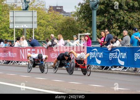 Rollstuhl-Elite-Teilnehmer, Great North Run 2022 Halbmarathon, in Gateshead, kurz nach der Überquerung der Tyne Bridge von Newcastle upon Tyne, Großbritannien Stockfoto