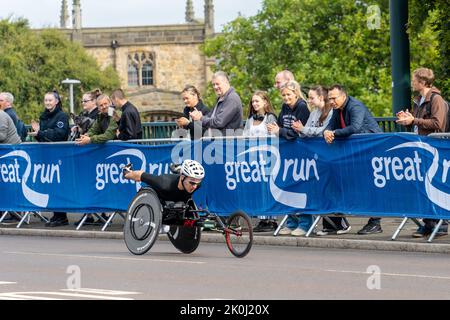 Rollstuhl-Elite-Konkurrent, Great North Run 2022 Halbmarathon, in Gateshead, kurz nach der Überquerung der Tyne Bridge von Newcastle upon Tyne, Großbritannien Stockfoto