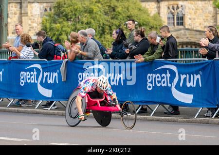 Rollstuhl-Elite-Konkurrent, Great North Run 2022 Halbmarathon, in Gateshead, kurz nach der Überquerung der Tyne Bridge von Newcastle upon Tyne, Großbritannien Stockfoto