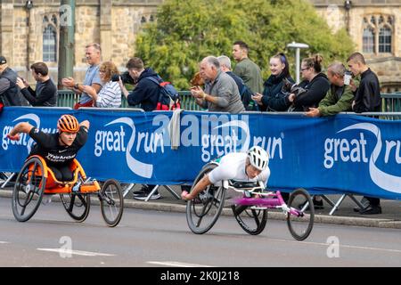 Rollstuhl-Elite-Teilnehmer, Great North Run 2022 Halbmarathon, in Gateshead, kurz nach der Überquerung der Tyne Bridge von Newcastle upon Tyne, Großbritannien Stockfoto