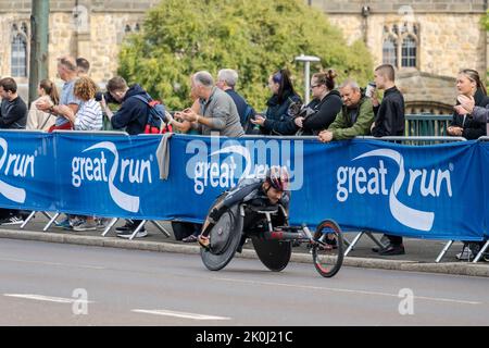 Rollstuhl-Elite-Konkurrent, Great North Run 2022 Halbmarathon, in Gateshead, kurz nach der Überquerung der Tyne Bridge von Newcastle upon Tyne, Großbritannien Stockfoto