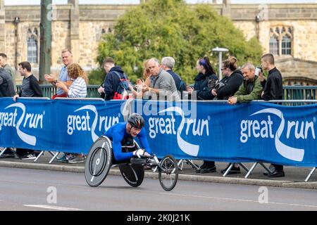 Rollstuhl-Elite-Konkurrent, Great North Run 2022 Halbmarathon, in Gateshead, kurz nach der Überquerung der Tyne Bridge von Newcastle upon Tyne, Großbritannien Stockfoto