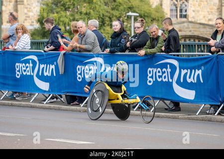 Rollstuhl-Elite-Konkurrent, Great North Run 2022 Halbmarathon, in Gateshead, kurz nach der Überquerung der Tyne Bridge von Newcastle upon Tyne, Großbritannien Stockfoto