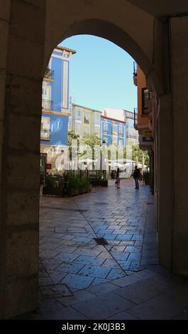 Blick durch einen Steinbogen eines Platzes mit Barterrassen Burgos Kastilien und Leon Spanien Stockfoto