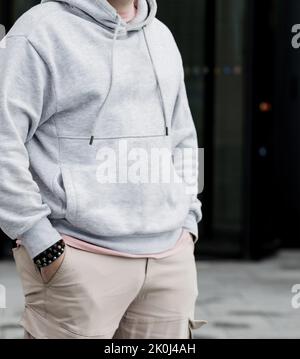 Portrait von schönen Mann trägt grau blank Hoodie. Mode männlichen Modell Stockfoto