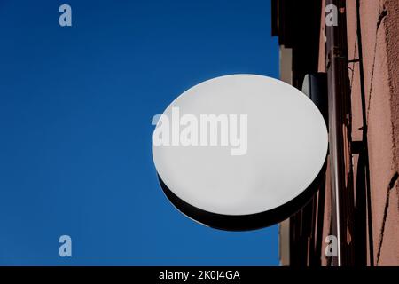 Blank runde Box Mockup Wand montiert, Himmel Hintergrund. Leere Werbeschild-Platte auf texturierter Wandmock. Stockfoto