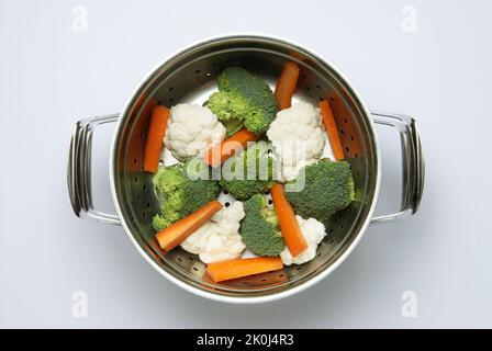 Auswahl an gemischtem frischem Gemüse roh in einer Dampftopf von oben Stockfoto