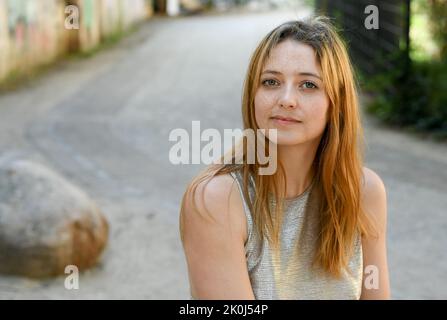 Berlin, Deutschland. 02. August 2022. Die Schauspielerin und Musikerin Hanna Plaß bei einer exklusiven Fotosession in Neukölln. Als Musikerin tritt sie unter dem Pseudonym Ginger Redcliff auf. Quelle: Jens Kalaene/dpa/Alamy Live News Stockfoto