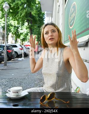 Berlin, Deutschland. 02. August 2022. Schauspielerin und Musikerin Hanna Plaß sitzt bei einem exklusiven Fotoshooting in einem Café in Neukölln. Als Musikerin tritt sie unter dem Pseudonym Ginger Redcliff auf. Quelle: Jens Kalaene/dpa/Alamy Live News Stockfoto