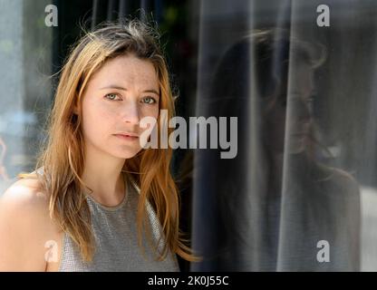 Berlin, Deutschland. 02. August 2022. Die Schauspielerin und Musikerin Hanna Plaß bei einer exklusiven Fotosession in Neukölln. Als Musikerin tritt sie unter dem Pseudonym Ginger Redcliff auf. Quelle: Jens Kalaene/dpa/Alamy Live News Stockfoto