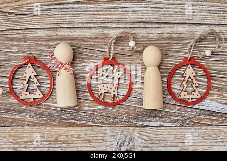 Weihnachtliche Komposition mit handgefertigtem Spielzeug auf Holzhintergrund, flaches Lay Stockfoto