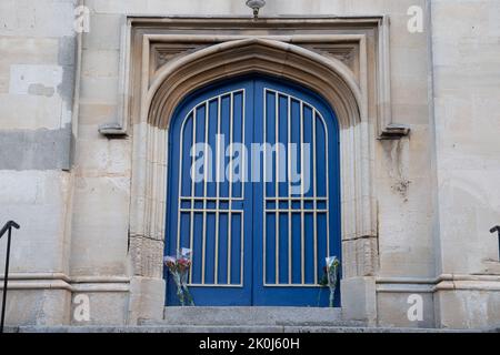 Windsor, Großbritannien. 12.. September 2022. Blumen vor der Windsor Parish Church. Heute Morgen war es in Windsor als erstes friedlich, als Menschen nach dem traurigen Tod Ihrer Majestät der Königin kamen, um Blumen und Botschaften der Sympathie zu legen. Quelle: Maureen McLean/Alamy Live News Stockfoto