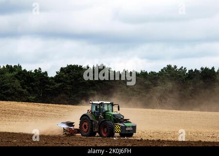 Fendt 442 Vario Traktor mit Pflug Bawdsey Suffolk UK Stockfoto