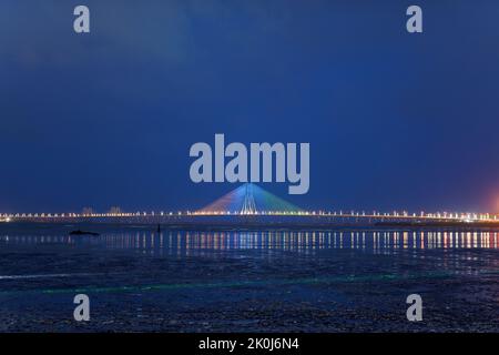 Beleuchtete Bandra Worli Sea Link-Brücke am Unabhängigkeitstag 75. in Indien, Mumbai, Maharashtra, Indien. Die Brücke leuchtet in indischer Trikolore. Stockfoto