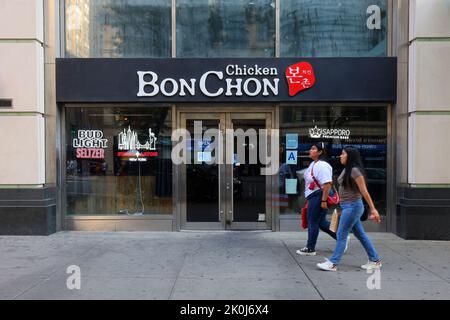 Bonchon, 325 5. Ave, New York, NYC Schaufensterfoto eines koreanischen Brathähnchenrestaurants in Midtown Manhattan. Stockfoto