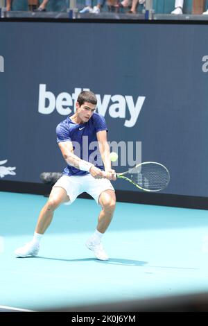 MIAMI GARDENS, FLORIDA - APRIL 03: Der Spanier Carlos Alcaraz macht Geschichte als erster spanier und jüngster Spieler, der die Miami Open gewann. Der 18-Jährige holte sich seinen ersten ATP Masters 1000-Titel mit einem geraden Sieg über Casper Ruud aus Norwegen beim Herrenfinale der Miami Open im Hard Rock Stadium am 03. April 2022 in Miami Gardens, Florida. Personen: Carlos Alcaraz Garfia Stockfoto