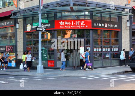 Nan Xiang Xiao Long Bao 南翔小籠包, 39-16 Prince Street, Queens, New York. NYC-Schaufensterfoto eines Shanghainesischen chinesischen Restaurants in Downtown Flushing. Stockfoto