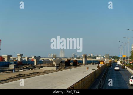 Skyline von Mumbai aus dem oberen Winkel, während der Fahrt auf der Bandra Worli Sea Link Bridge, Mumbai, Indien. Stockfoto