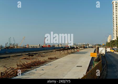 Skyline von Mumbai aus dem oberen Winkel, während der Fahrt auf der Bandra Worli Sea Link Bridge, Mumbai, Indien. Stockfoto