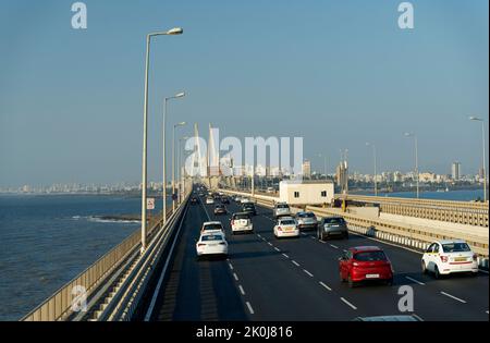 Skyline von Mumbai aus dem oberen Winkel, während der Fahrt auf der Bandra Worli Sea Link Bridge, Mumbai, Indien. Stockfoto