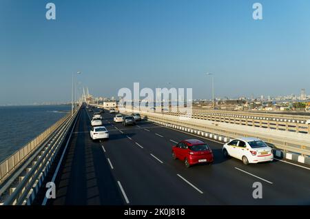 Skyline von Mumbai aus dem oberen Winkel, während der Fahrt auf der Bandra Worli Sea Link Bridge, Mumbai, Indien. Stockfoto