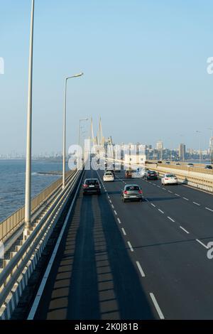 Skyline von Mumbai aus dem oberen Winkel, während der Fahrt auf der Bandra Worli Sea Link Bridge, Mumbai, Indien. Stockfoto