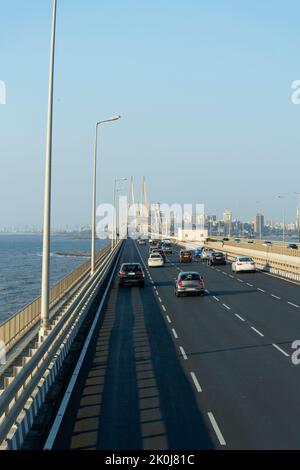 Skyline von Mumbai aus dem oberen Winkel, während der Fahrt auf der Bandra Worli Sea Link Bridge, Mumbai, Indien. Stockfoto