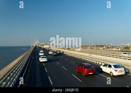 Skyline von Mumbai aus dem oberen Winkel, während der Fahrt auf der Bandra Worli Sea Link Bridge, Mumbai, Indien. Stockfoto