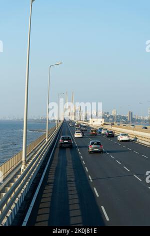 Skyline von Mumbai aus dem oberen Winkel, während der Fahrt auf der Bandra Worli Sea Link Bridge, Mumbai, Indien. Stockfoto