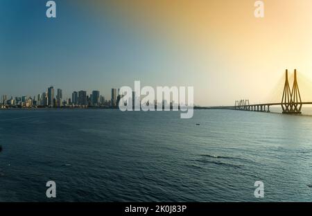 Skyline von Mumbai aus dem oberen Winkel, während der Fahrt auf der Bandra Worli Sea Link Bridge, Mumbai, Indien. Stockfoto