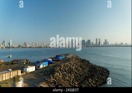 Skyline von Mumbai aus dem oberen Winkel, während der Fahrt auf der Bandra Worli Sea Link Bridge, Mumbai, Indien. Stockfoto