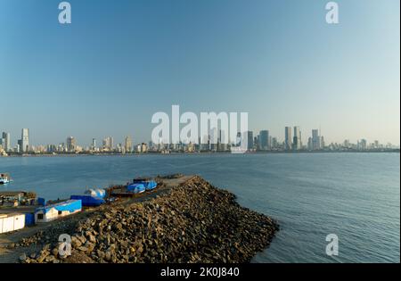 Skyline von Mumbai aus dem oberen Winkel, während der Fahrt auf der Bandra Worli Sea Link Bridge, Mumbai, Indien. Stockfoto