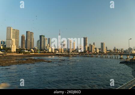 Skyline von Mumbai aus dem oberen Winkel, während der Fahrt auf der Bandra Worli Sea Link Bridge, Mumbai, Indien. Stockfoto