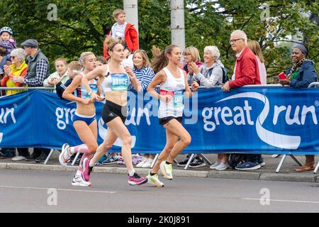 Elite-Frauen-Teilnehmer, Great North Run 2022 Halbmarathon, in Gateshead, kurz nach der Überquerung der Tyne Bridge von Newcastle upon Tyne, Großbritannien Stockfoto