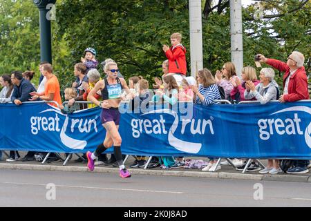 Elite-Frauen-Teilnehmerin, Great North Run 2022 Halbmarathon, in Gateshead, kurz nach der Überquerung der Tyne Bridge von Newcastle upon Tyne, Großbritannien Stockfoto