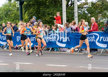 Elite-Frauen-Teilnehmer, Great North Run 2022 Halbmarathon, in Gateshead, kurz nach der Überquerung der Tyne Bridge von Newcastle upon Tyne, Großbritannien Stockfoto