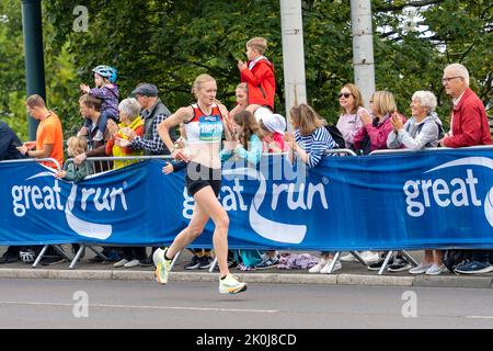 Elite-Frauen-Teilnehmerin, Great North Run 2022 Halbmarathon, in Gateshead, kurz nach der Überquerung der Tyne Bridge von Newcastle upon Tyne, Großbritannien Stockfoto