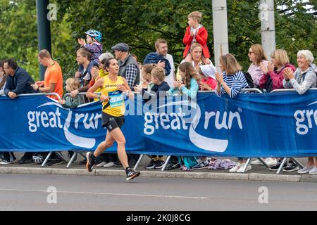 Elite-Frauen-Teilnehmerin, Great North Run 2022 Halbmarathon, in Gateshead, kurz nach der Überquerung der Tyne Bridge von Newcastle upon Tyne, Großbritannien Stockfoto