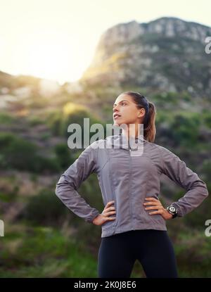 Weiter zur nächsten Herausforderung. Eine junge Frau auf dem Trail. Stockfoto