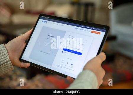Griechenland, Athen, Januar 23 2022. Zoom-Anmeldeseite. Konferenz-Netzwerk-App auf Tablet-Bildschirm. Telearbeit, Heimbüro Stockfoto