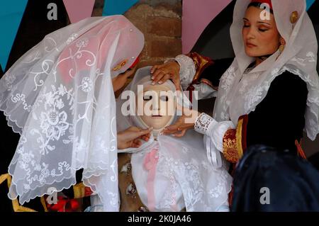 Rituelles Dressing von Su Composidori, Sartiglia-Fest, Oristano, Sardinien, Italien Stockfoto