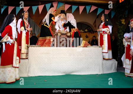 Rituelles Dressing von Su Composidori, Sartiglia-Fest, Oristano, Sardinien, Italien Stockfoto