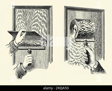 Eine alte viktorianische Gravur von zwei Maserungen ‘Maschinen’ oder Walzen. Es stammt aus einem Buch von 1890. Maserung ist die Praxis der Nachahmung von Holzmaserung mit Farben und Lasuren auf einer nicht-holzigen Oberfläche oder auf einer billigen Holzoberfläche, um ihm das Aussehen von hochwertigem, teurem Holz zu verleihen. Maserung war im 19.. Jahrhundert sehr verbreitet. Die Maserung kann entweder mit einfachen Lumpen, Federn, Kämmen, Spezialbürsten oder (wie hier) mit Rollen durchgeführt werden. Hier haben die Walzen ein Holzmasermuster in ihre Gummizylinder eingebettet – die Walze links soll die Maserung von Mahagoni nachahmen. Stockfoto