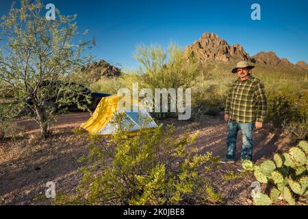 Camper auf dem Campingplatz in der Nähe von Ragged Top Mountain, vor dem Kreosoten-Busch, Silver Bell Mtns, Sonoran Desert, Ironwood Forest National Monument, Arizona, USA Stockfoto