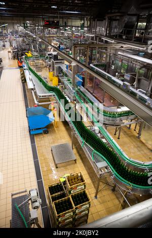 Abfüllanlagen in der Brauerei Pilsner Urque Stockfoto
