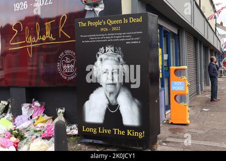 Ehrungen, die an ihre verstorbene Majestät Königin Elizabeth II. In der Crimea Street an der Shankill Road, Belfast, gezahlt wurden Stockfoto